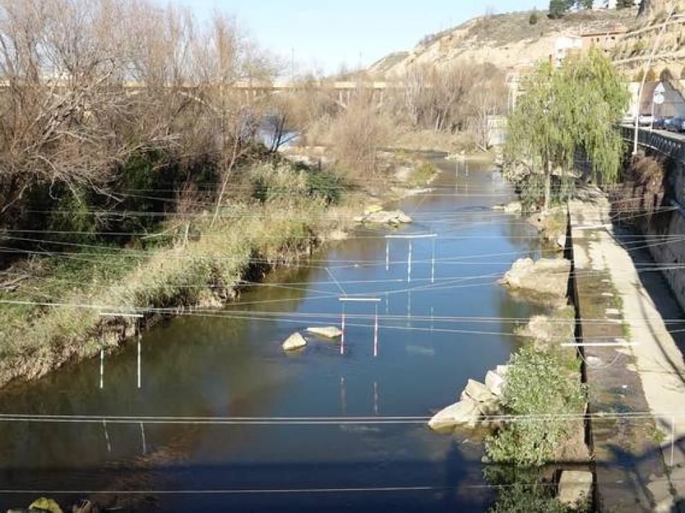 El canal de aguas bravas, en el casco urbano de Fraga.