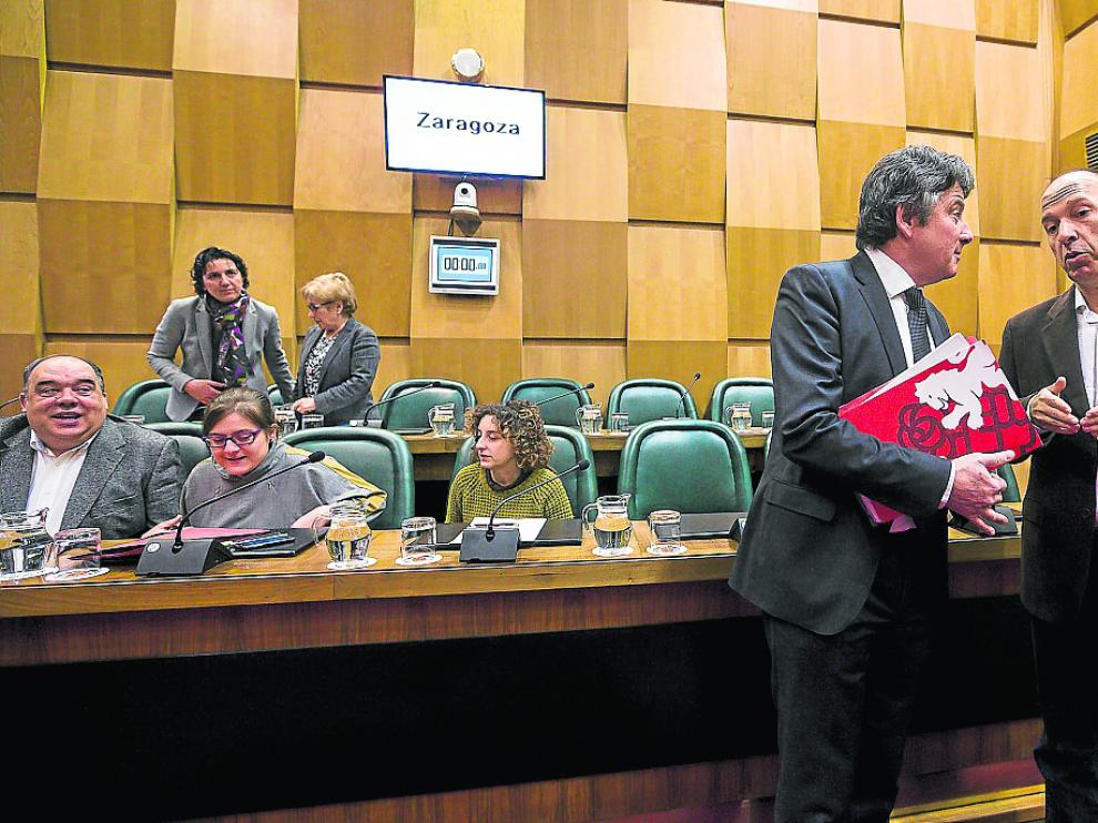 El socialista Javier Trívez, junto al portavoz de CHA, Carmelo Asensio, en un pleno municipal.