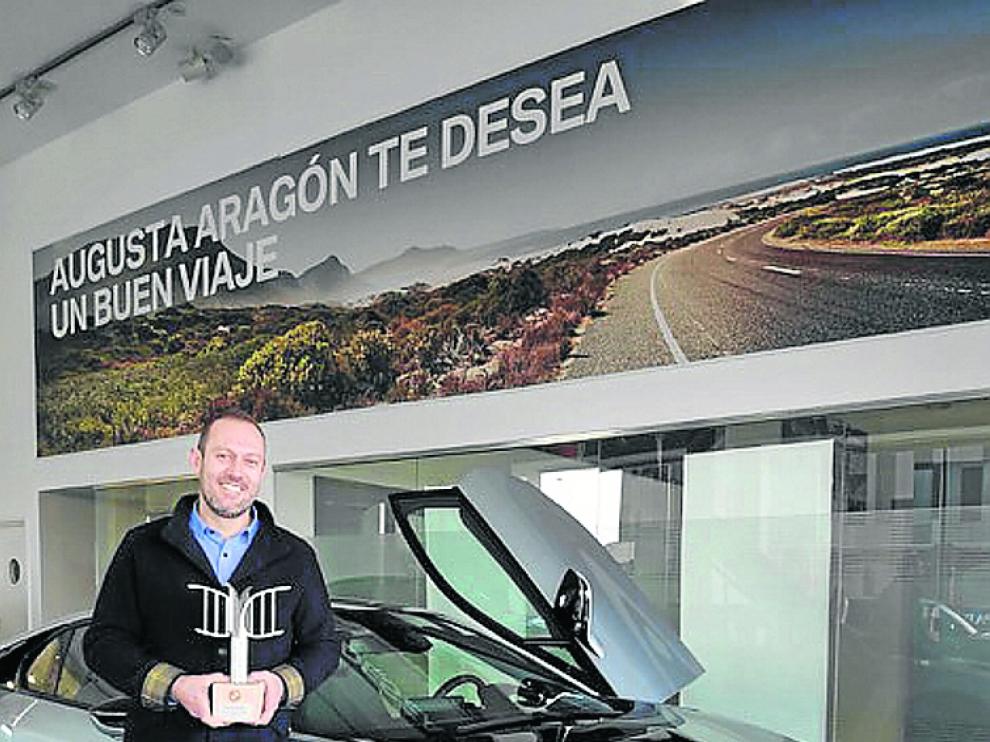 Ángel Mingote, gerente de Augusta Aragón, con el galardón.