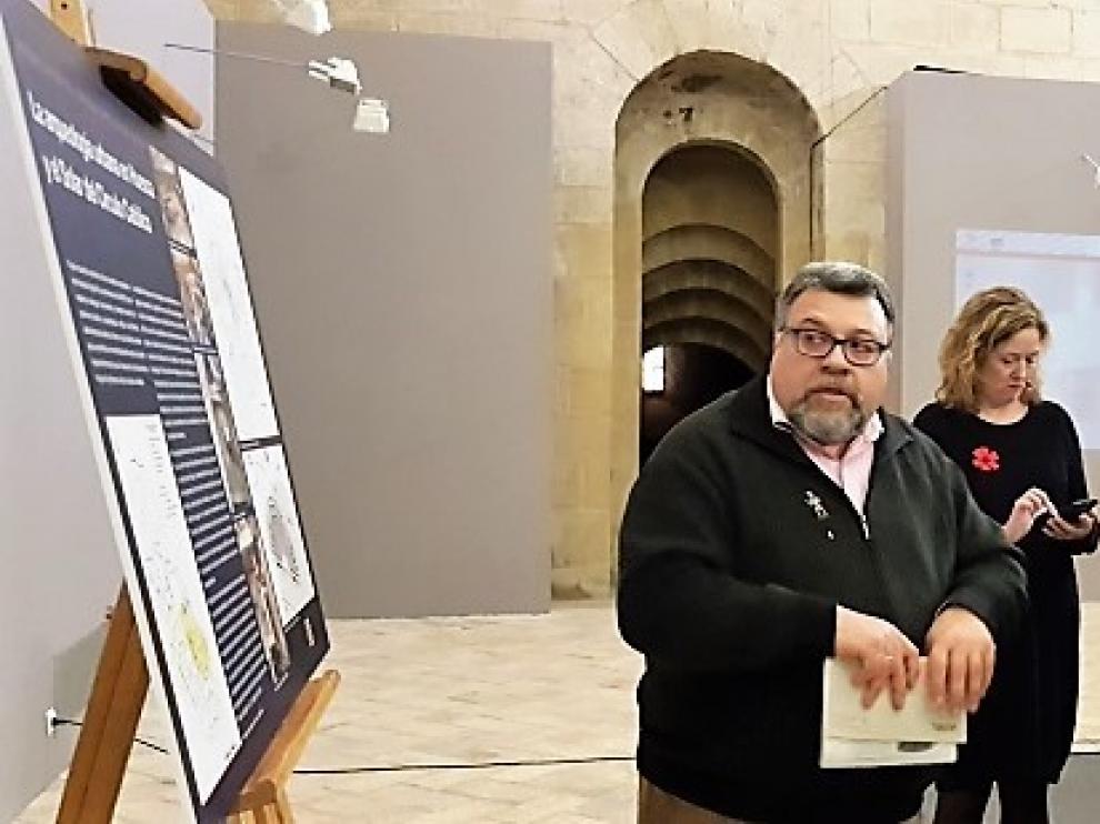 La consejera Mayte Pérez y el alcalde de Huesca, Luis Felipe, han visitado este miércoles la exposición de la Osca romana