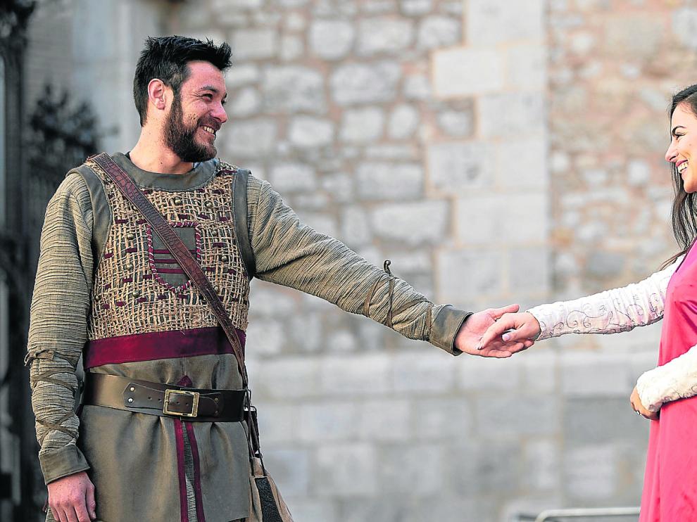 Los actores que dan vida a Diego e Isabel, caracterizados para la recreación, este miércoles en la plaza de la Catedral de Teruel.