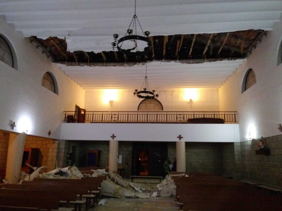 El párroco se encontró así la iglesia cuando acudió el pasado sábado a oficiar la misa.