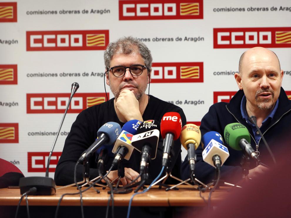 El secretario general de CC. OO., Unai Sordo, junto al secretario general de CC. OO. en Aragón, Manuel Pina, este miércoles en Zaragoza.