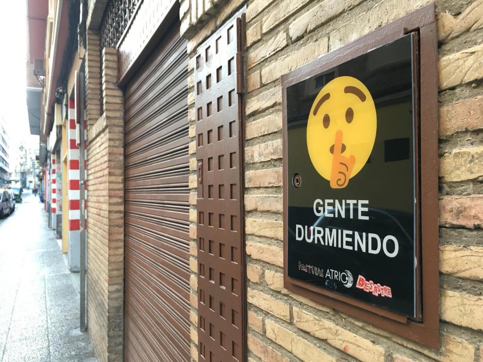 Los carteles que advierten a los clientes de los bares de que hay vecinos que intentan dormir en el Rollo