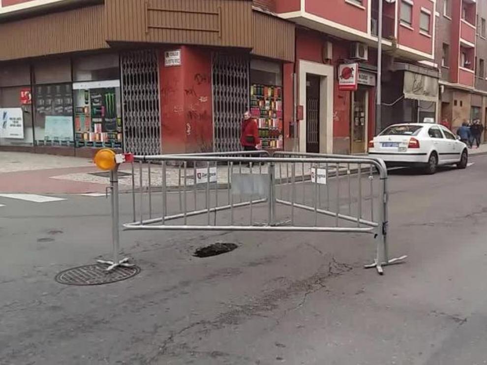 Cortado el carril derecho de la calle de Salvador Minguijón en Zaragoza por un socavón