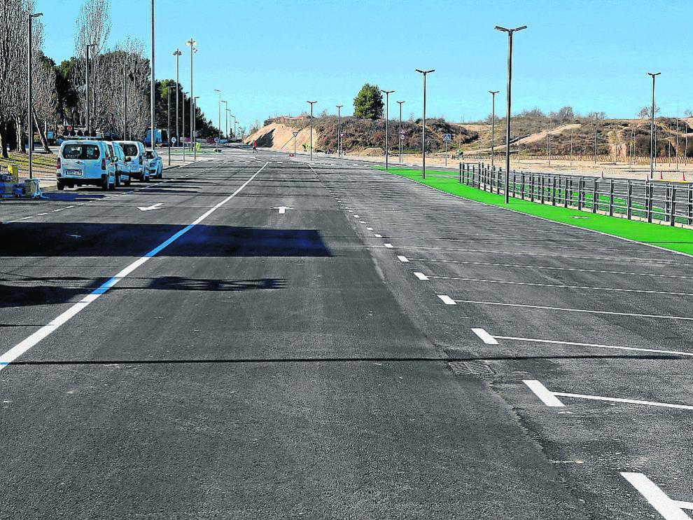 El acceso al Alcoraz tiene dos carriles, aparcamientos laterales y una zona polivalente.