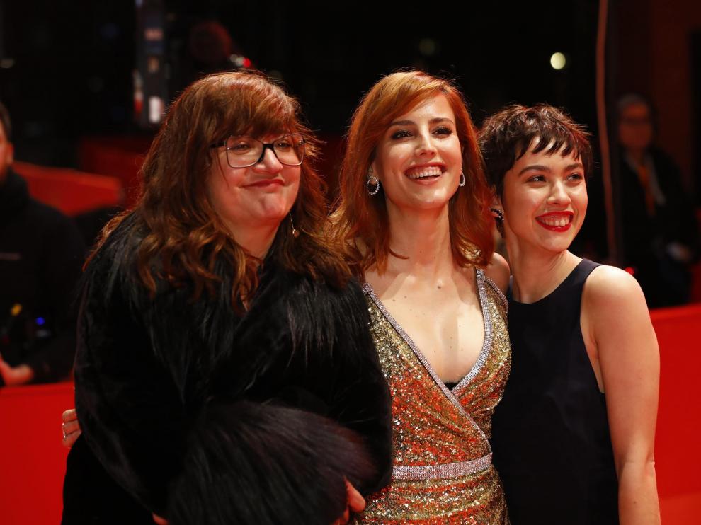 Isabel Coixet, junto a las protagonistas de 'Elisa y Marcela', Greta Fernández y Natalia de Molina.