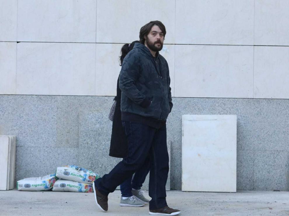 El padrastro de la niña camino del juzgado junto a la abuelastra, con la que convivía la niña