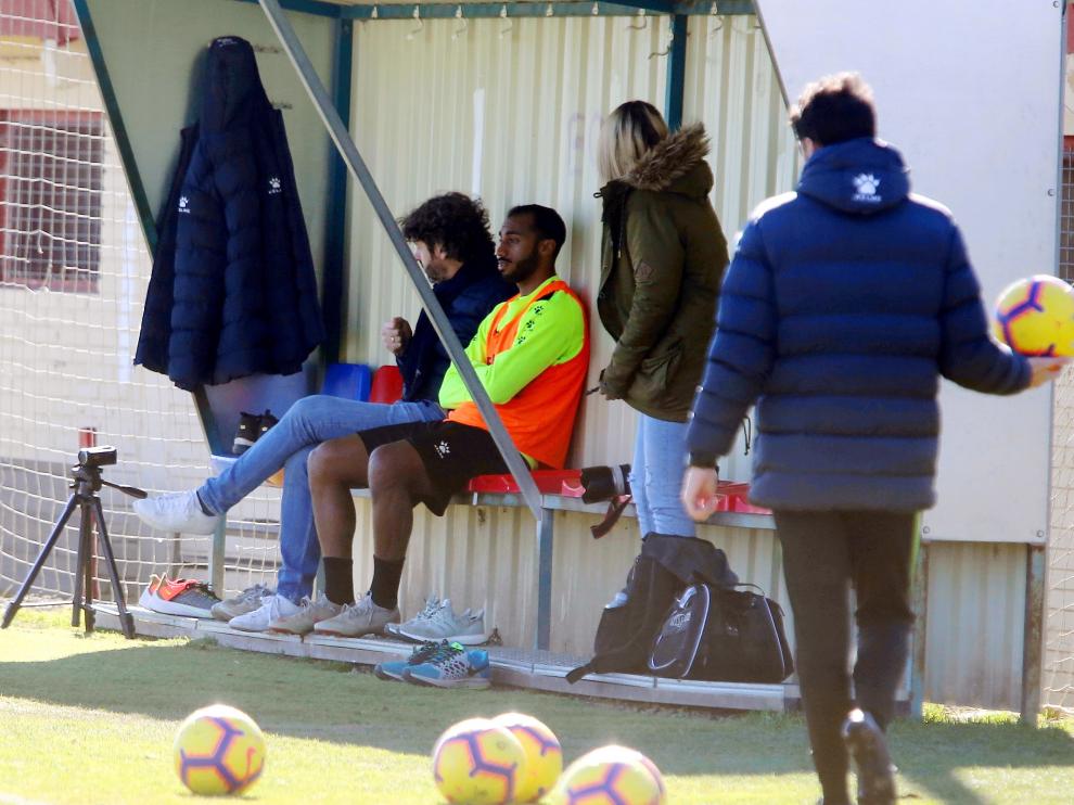 Carlos Akapo se ha retirado del entrenamiento debido a unas molestias musculares.