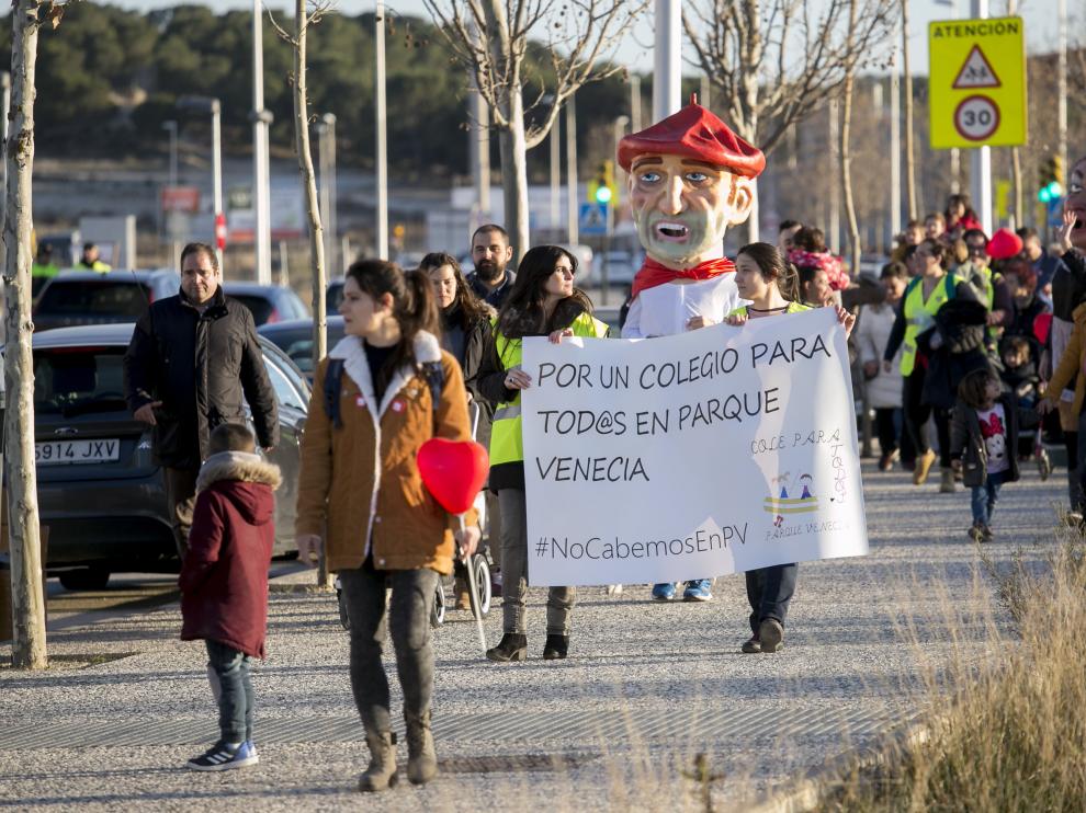 Las familias de Parque Venecia marchan hacia el solar donde se construirá el colegio.