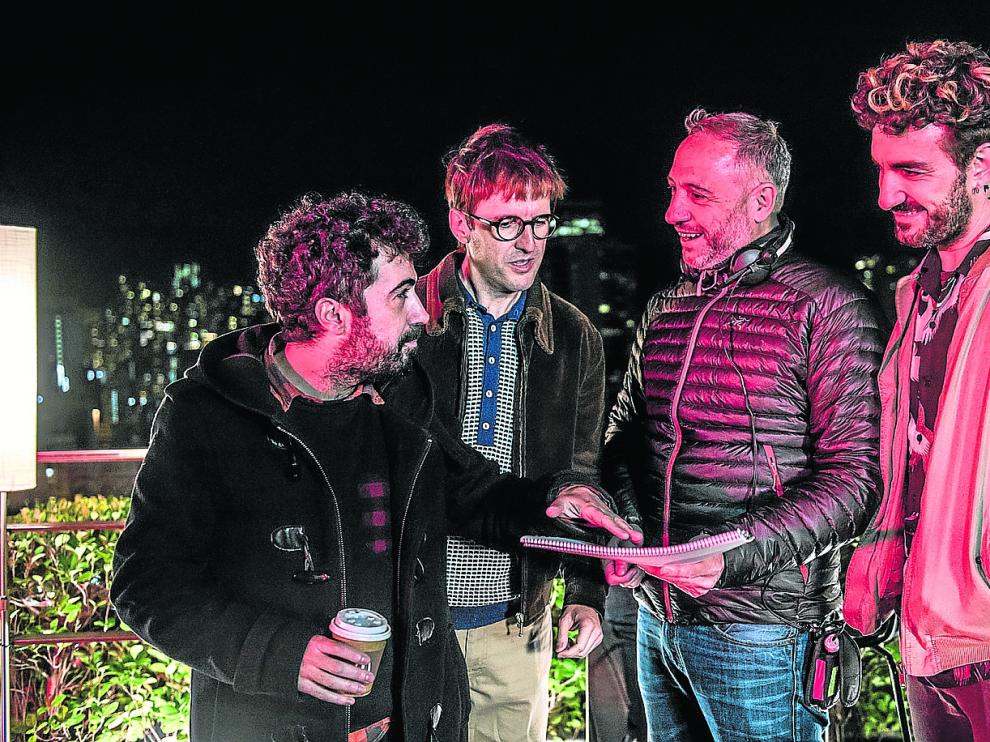 Nacho García Velilla segundo por la derecha, en el rodaje del filme, con Paco Caballero, Julián López y Miki Esparbé.