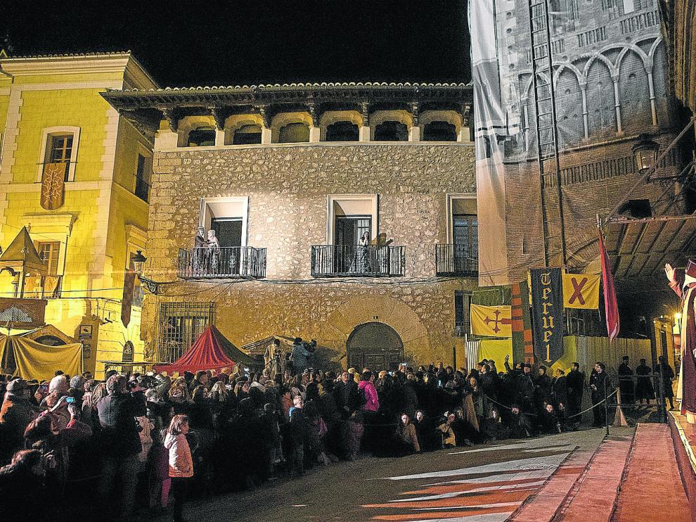 La primera escena de la recreación en la foto, con Isabel y otros personajes en el balcón, registró mucho público.
