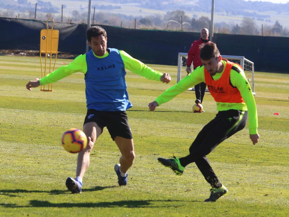 Moi Gómez encuentra la oposición de Etxeita durante el entrenamiento de este jueves.