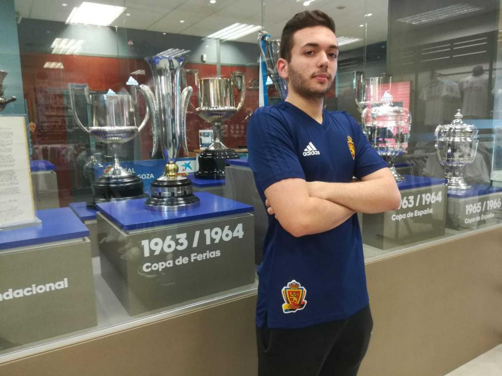 Luis Miguel Morales posa junto a la vitrina de trofeos del Real Zaragoza.