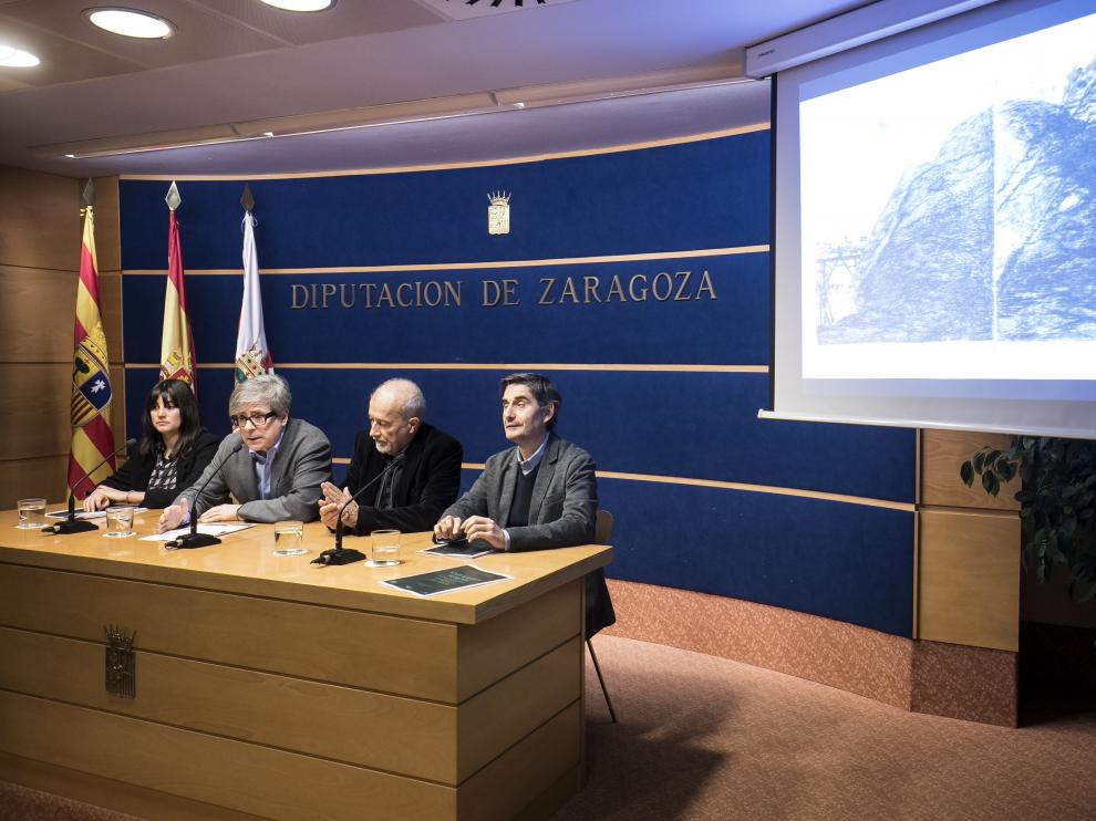 Ruth Abellán, Juan José Borque, Juan Bordes y Ricardo Centellas, presentando el grabado.