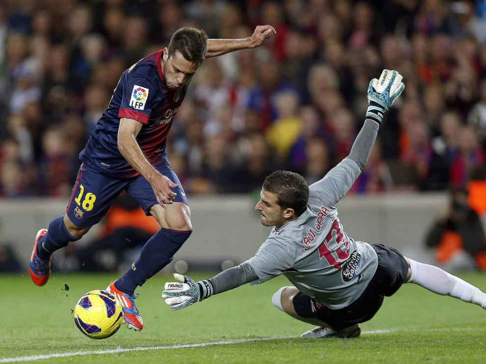 Javi Varas, ante Jordi Alba durante un FC Barcelona-Sevilla.