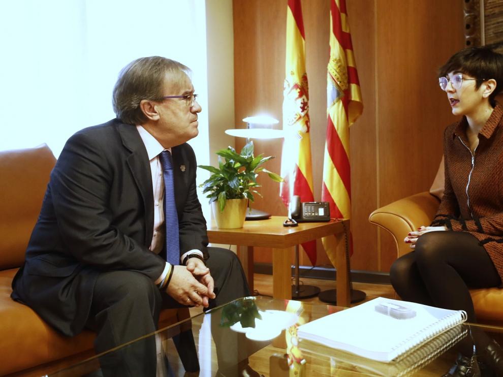 Ángel Dolado, Justicia de Aragón, y Violeta Barba, presidenta de las Cortes, este viernes en la entrega del informe del Justiciazgo correspondiente a 2018.