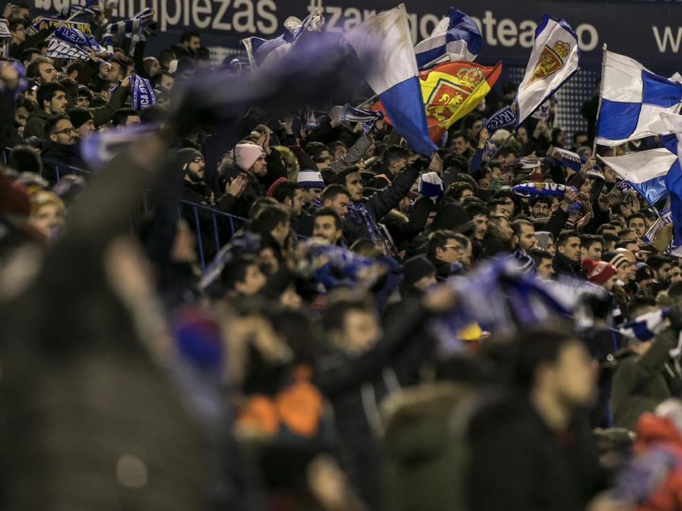 La afición zaragocista, celebrando el triunfo del último partido jugado en La Romareda, con victoria por 2-0 ante el Oviedo: hace ya 22 días días de aquello.