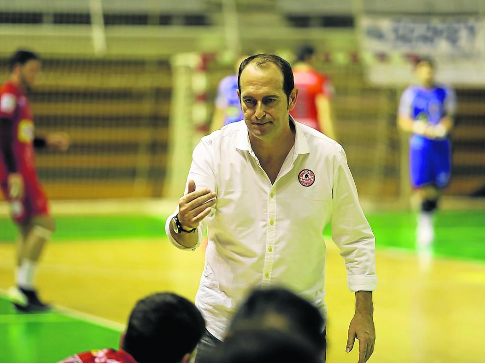 José Nolasco, técnico del Bada Huesca, se dirige a sus jugadores.