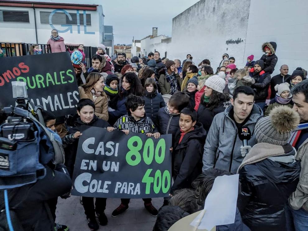 Niños y padres, con carteles reivindicativos