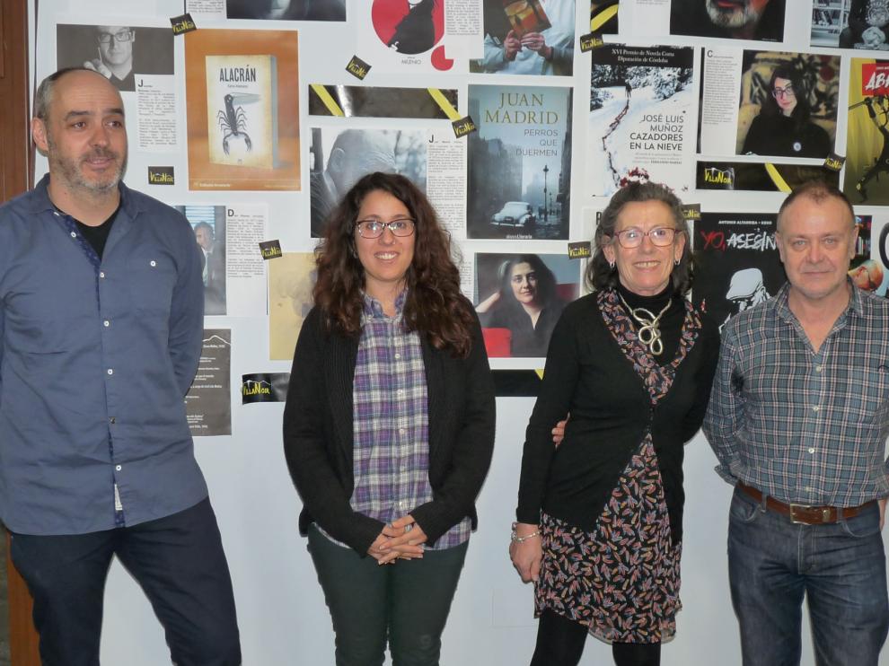 Luis Terrén, alcalde de Villanúa, Miriam Julian, responsable de la Biblioteca, Ana Etxabe, concejal de cultura y Ricardo Bosque, director de VillaNoir.