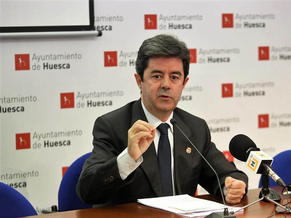El alcalde de Huesca, Luis Felipe, durante la rueda de prensa ofrecida este viernes.