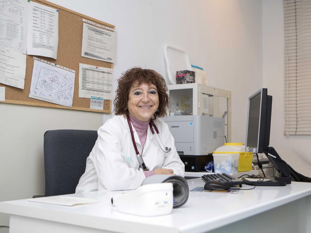 La doctora Rosa Magallón en su consulta.
