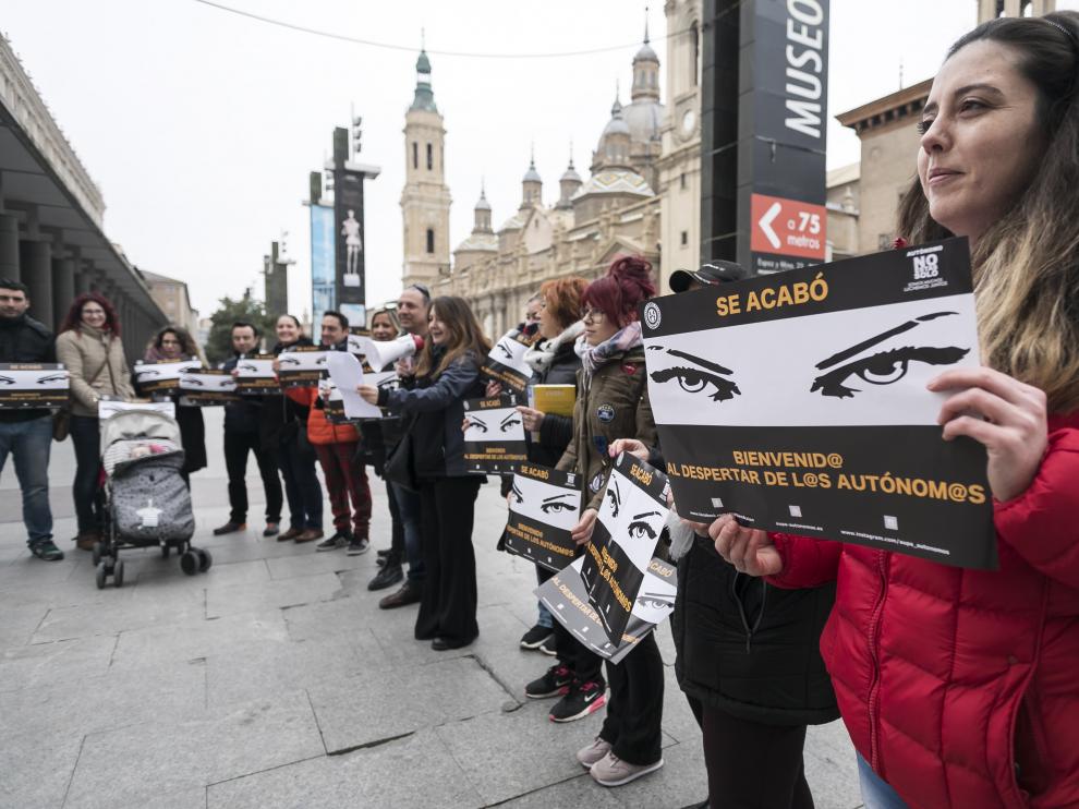 Dos decenas de autónomos se han manifestado este viernes en Zaragoza.