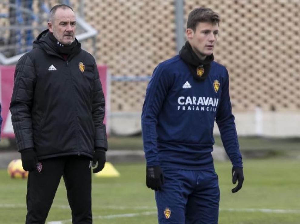 Marc Gual, con Víctor Fernández detrás de él, en el entrenamiento del equipo.