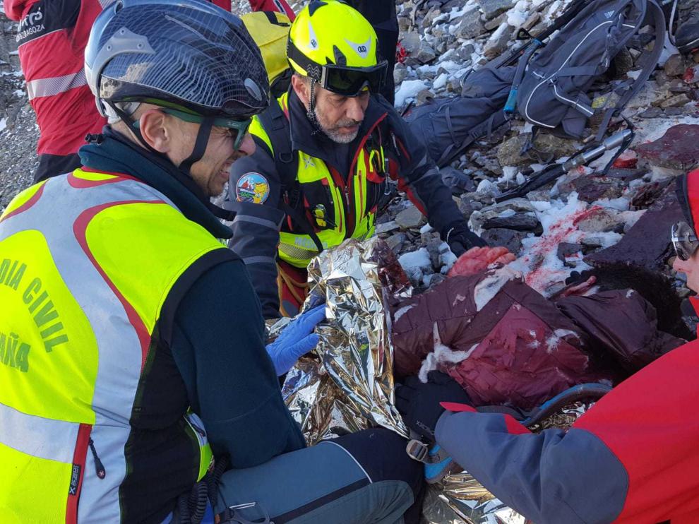 La víctima, tras ser atendida in situ por un médico del 061, fue evacuado en helicóptero hasta el hospital Miguel Servet de Zaragoza.