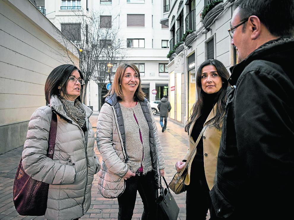 Marta Binaburo, Charo Santamaría y Susana Álvarez charlan con otro padre afectado.