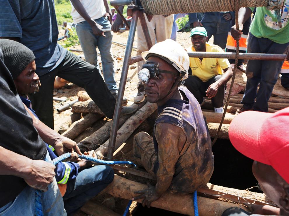 Uno de los ocho mineros rescatados en Zimbabue