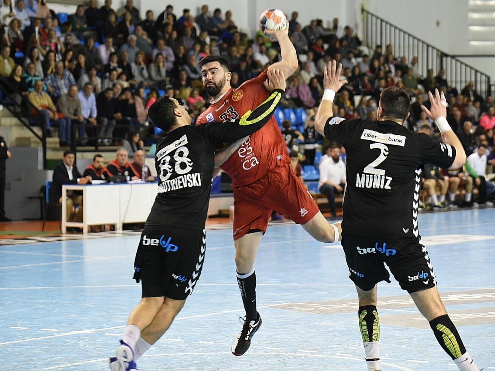 Marcelo, del Bada Huesca, se dispone a lanzar ante dos rivales del Sinfín.