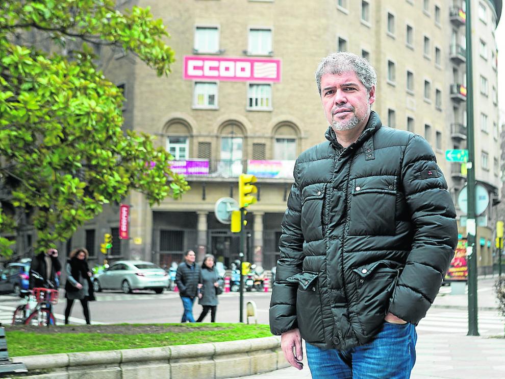 El secretario general de CC. OO., Unai Sordo, frente a la sede del sindicato en Zaragoza.