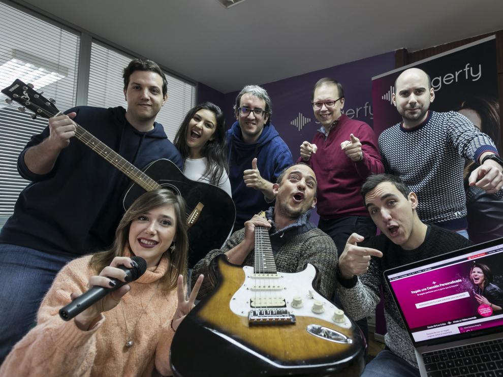 El equipo de Singerfy. Javier Lozano (detrás, segundo por la derecha) y Daniel Martín (abajo, con un portátil) posan con trabajadores de la empresa, que quiere «demostrar una nueva forma de vender música». Hoy suministra a clientes diversos unas 60 canciones al mes.