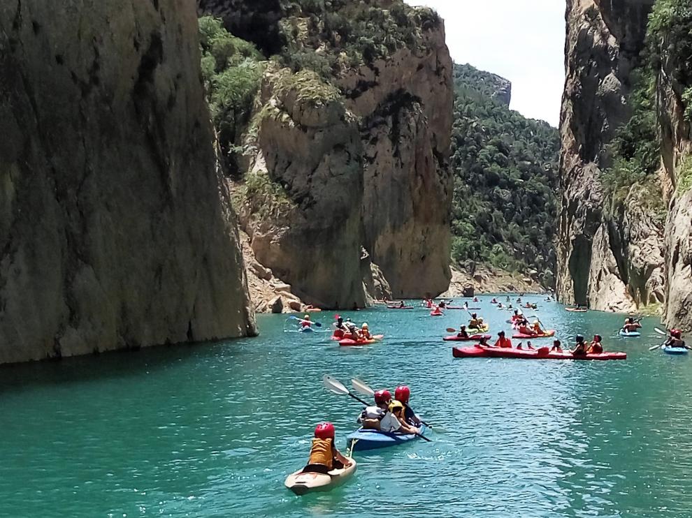 Kayaks navegando por el congosto.