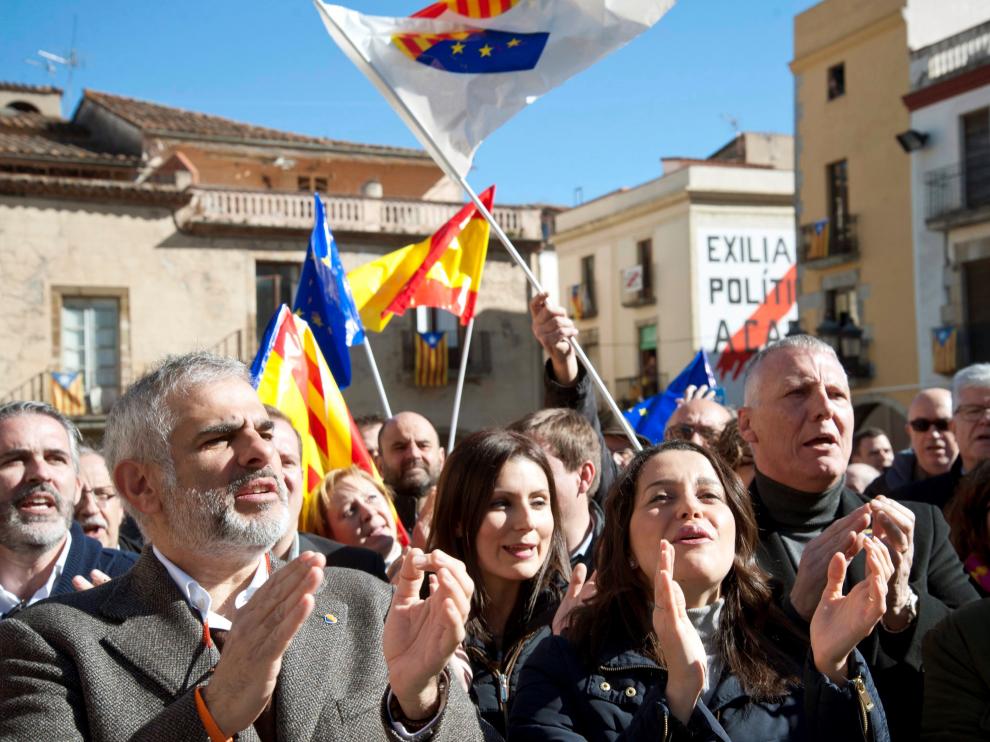Arrimadas en el pueblo natal de Puigdemont.