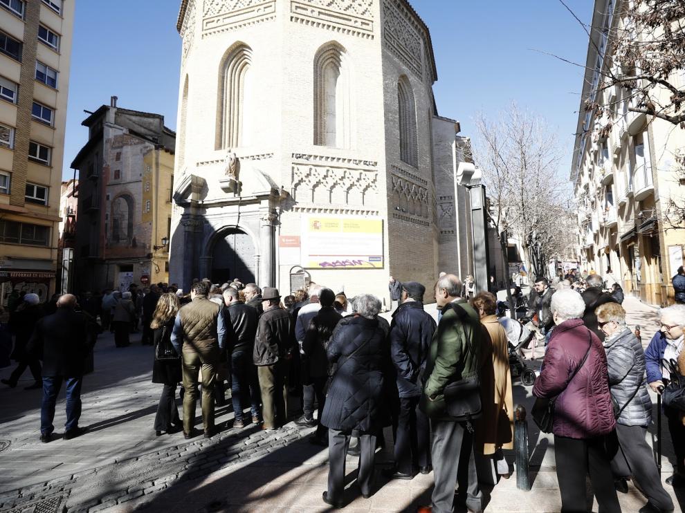 Cientos de feligreses hacen fila para entrar a la homilía oficiada por el arzobispo Jiménez