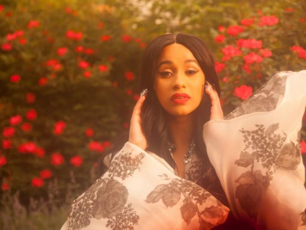 Cardi B. Por primera vez, el galardón al mejor álbum de rap recayó en una mujer, Cardi B. Las féminas del hip hop han denunciado las dificultades de la mujer en abrirse paso en el género y no estancarse como voz de acompañamiento. Cardi Bi, con 'Invasion of Privacy', abre camino.