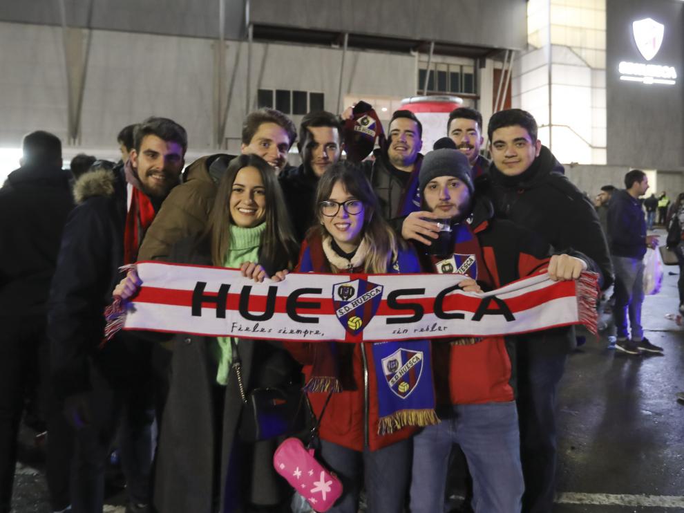 Varios aficionados de la SD Huesca, durante el recibimiento al equipo en el partido contra el Valladolid.