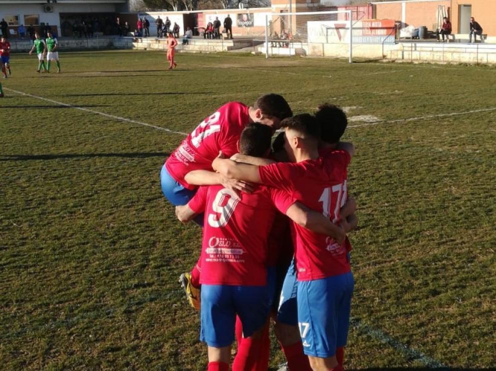Los jugadores del Gallur celebran un tanto.