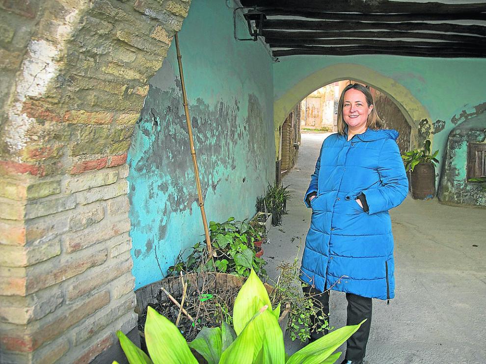 La alcaldesa de Urrea de Jalón, en un rincón de esta localidad zaragozana.