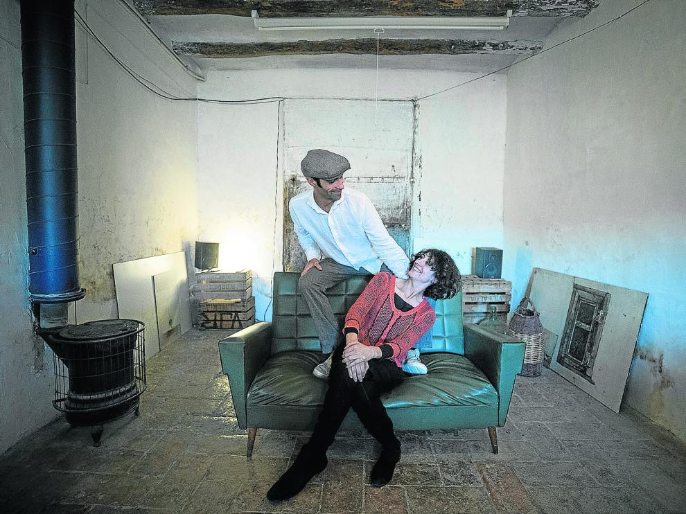 Alfonso Kint y Lucía Camón, en su casa de Torralba de Ribota, donde viven hace casi siete años.