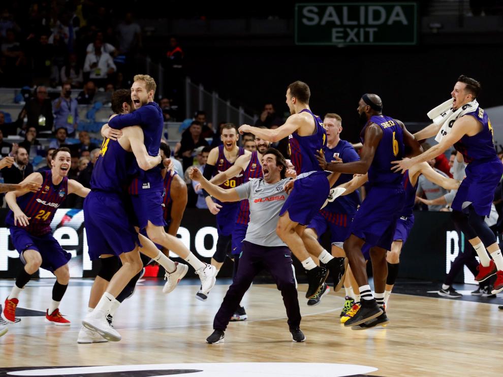 Los jugadores celebrando el triunfo tras el partido