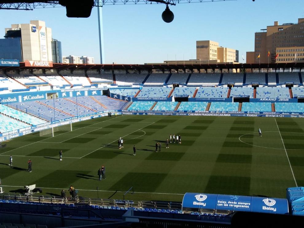 Vista del césped de La Romareda 45 minutos antes de comenzar el partido ante el Albacete. La cuadrícula del corte fue más visible que nunca este sábado.