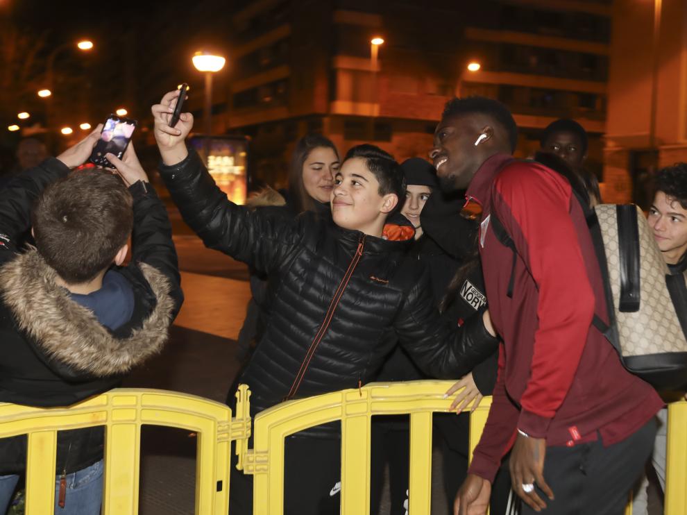 Iñaki Williams, del Athletic, se fotografía con un aficionado en su llegada a Huesca.