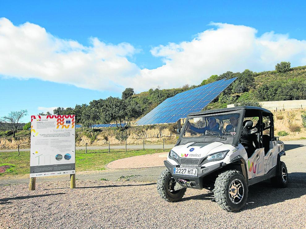 Vehículo de hidrógeno utilizado en la bodega oscense. Al fondo, el parque fotovoltaico.