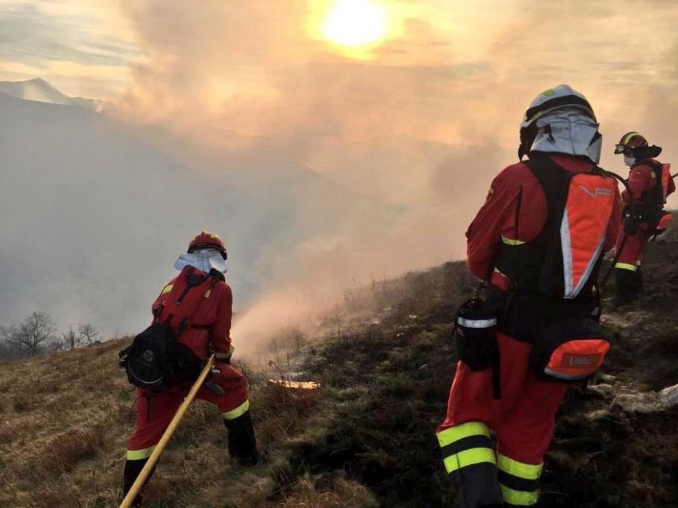 Efectivos de la UME trabajando en los incendios de Cantabria, este domingo