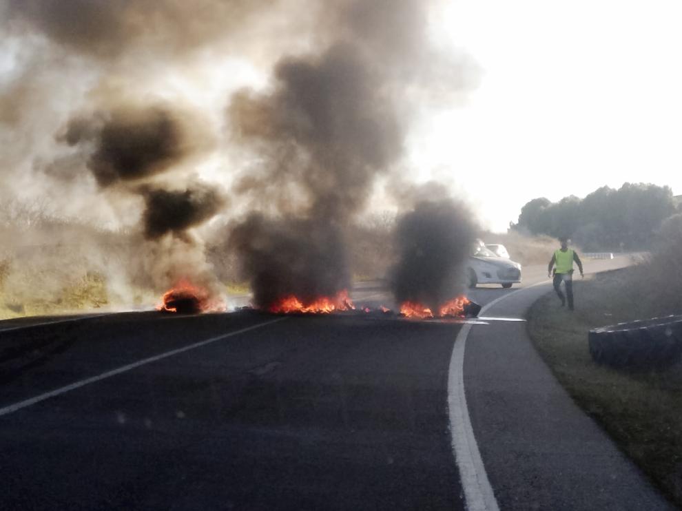 Una barricada cortó el domingo la carretera que comunica Alcampell con la N-230.
