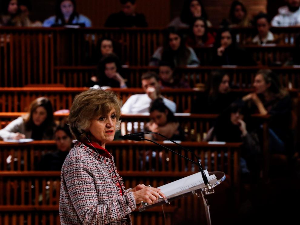 La ministra de Sanidad, María Luisa Carcedo, este lunes en una conferencia en la Universidad de Deusto.